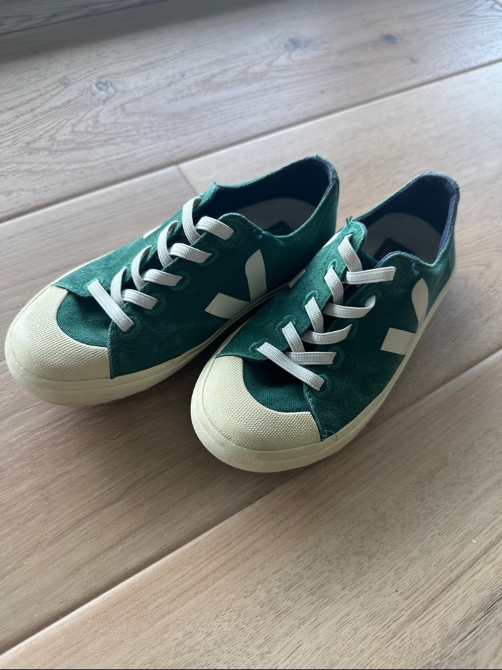Kids Veja Low-Top Campo Canvas Sneakers in Green & Off-White